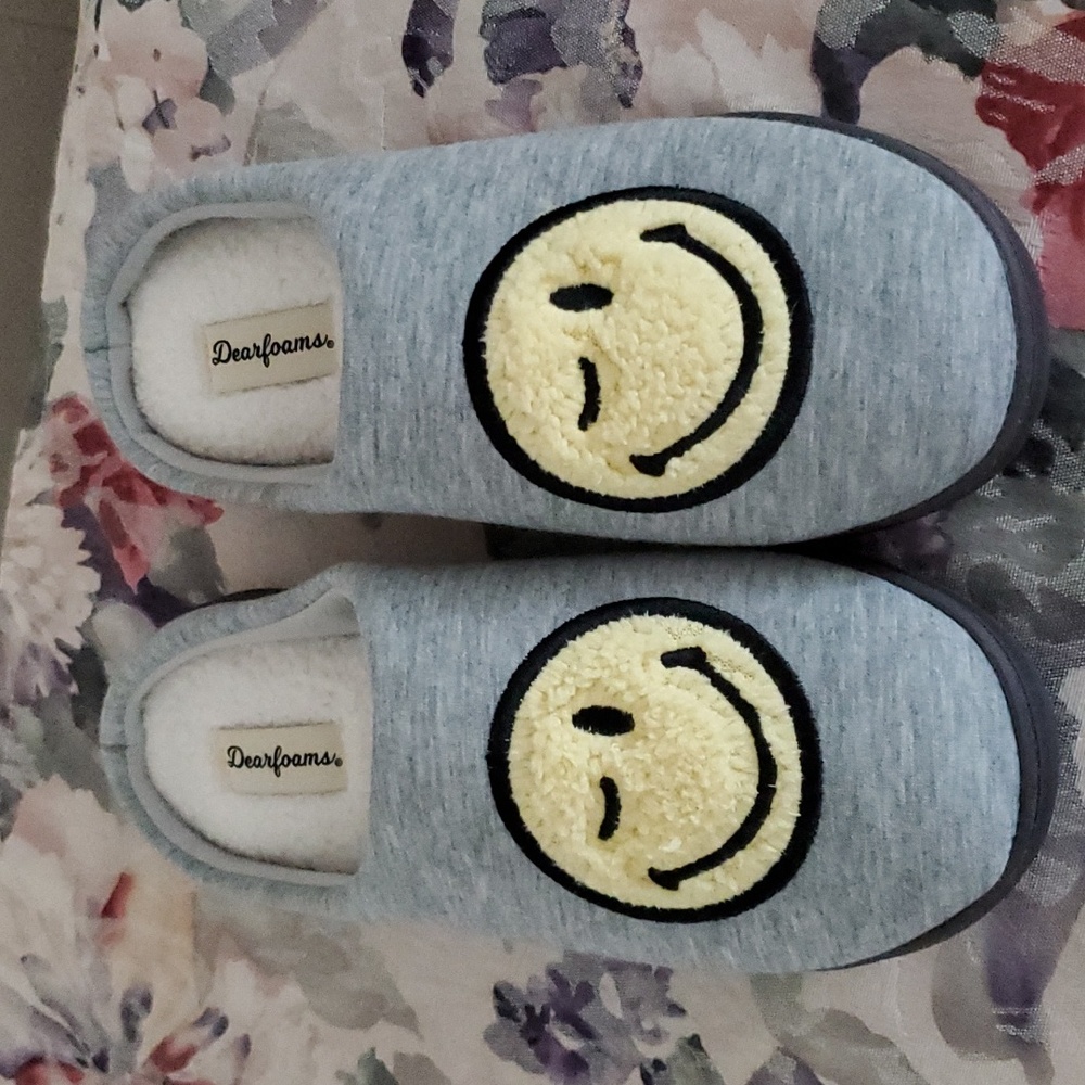Women's Dearfoam slippers size medium (7-8) New without tags